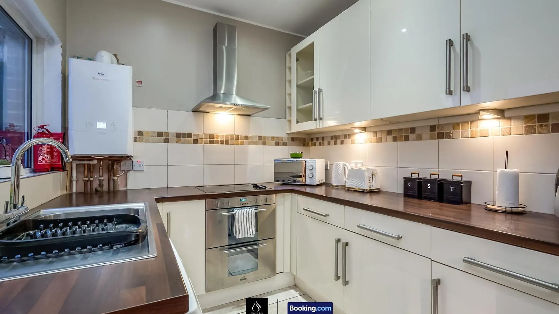 2 Bedrooms House By Boyeilles Apartments Short Lets & Serviced Accommodation Belfast With Free Wifi