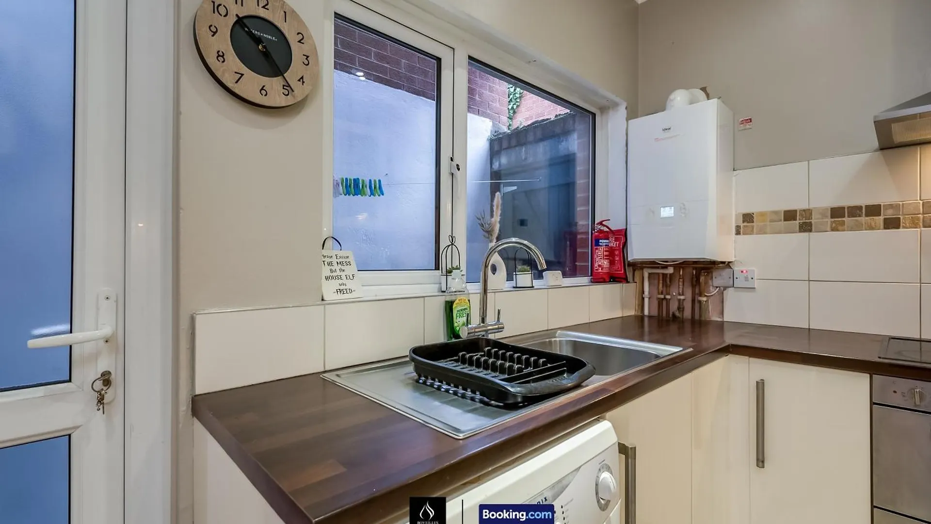 2 Bedrooms House By Boyeilles Apartments Short Lets & Serviced Accommodation Belfast With Free Wifi Holiday home