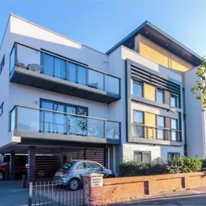 https://charming-2-bed-apartment-in-christchurch.bournemouth-hotels.org