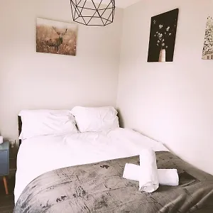  Holiday home Large 3 Bedroom Home, 3 Bathrooms, Free Parking, Fast Wifi