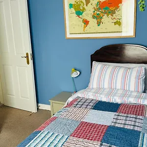  Holiday home Stylish Centre House / 3 Bedroom / Family Friendly