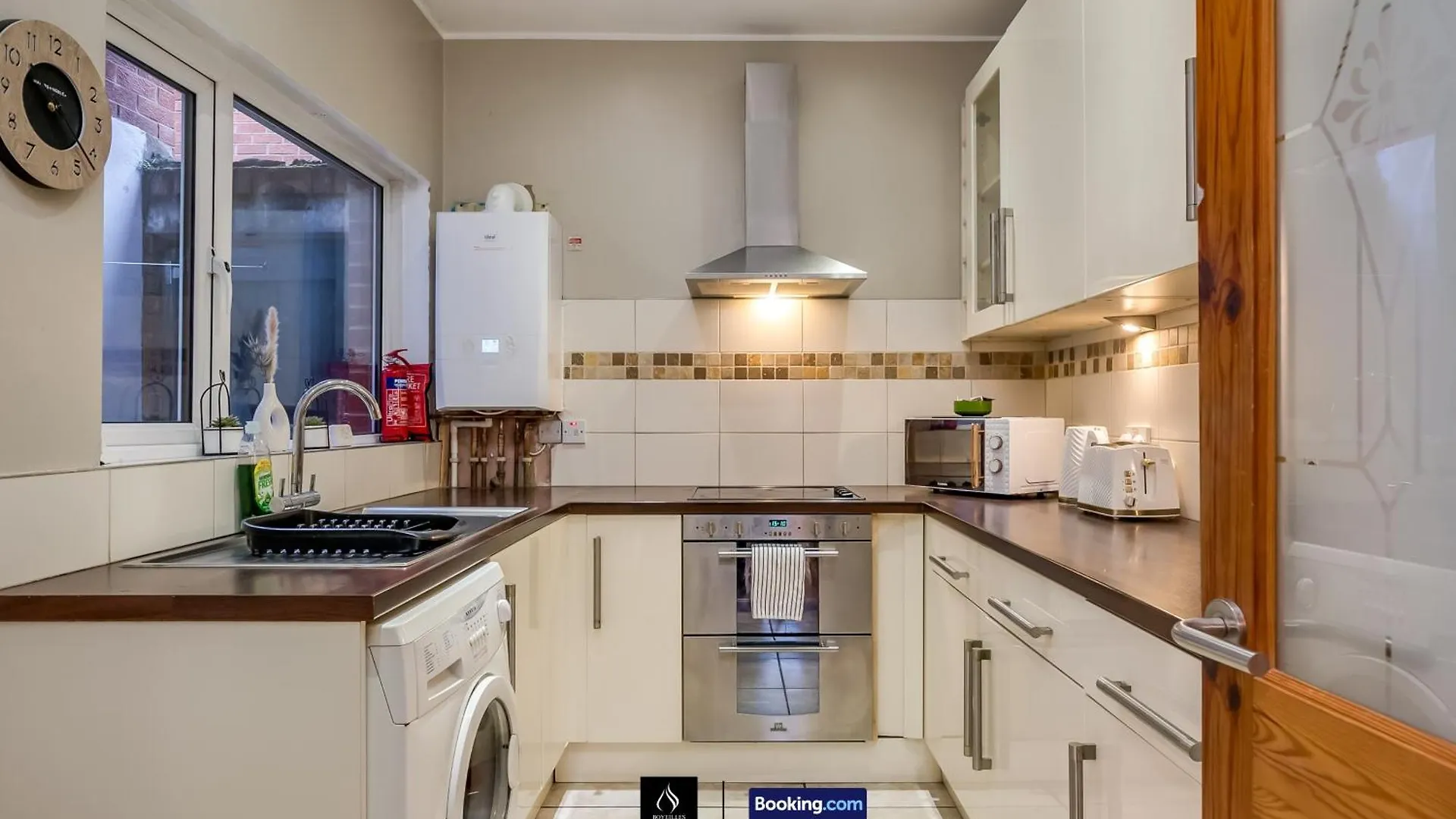 2 Bedrooms House By Boyeilles Apartments Short Lets & Serviced Accommodation Belfast With Free Wifi Holiday home